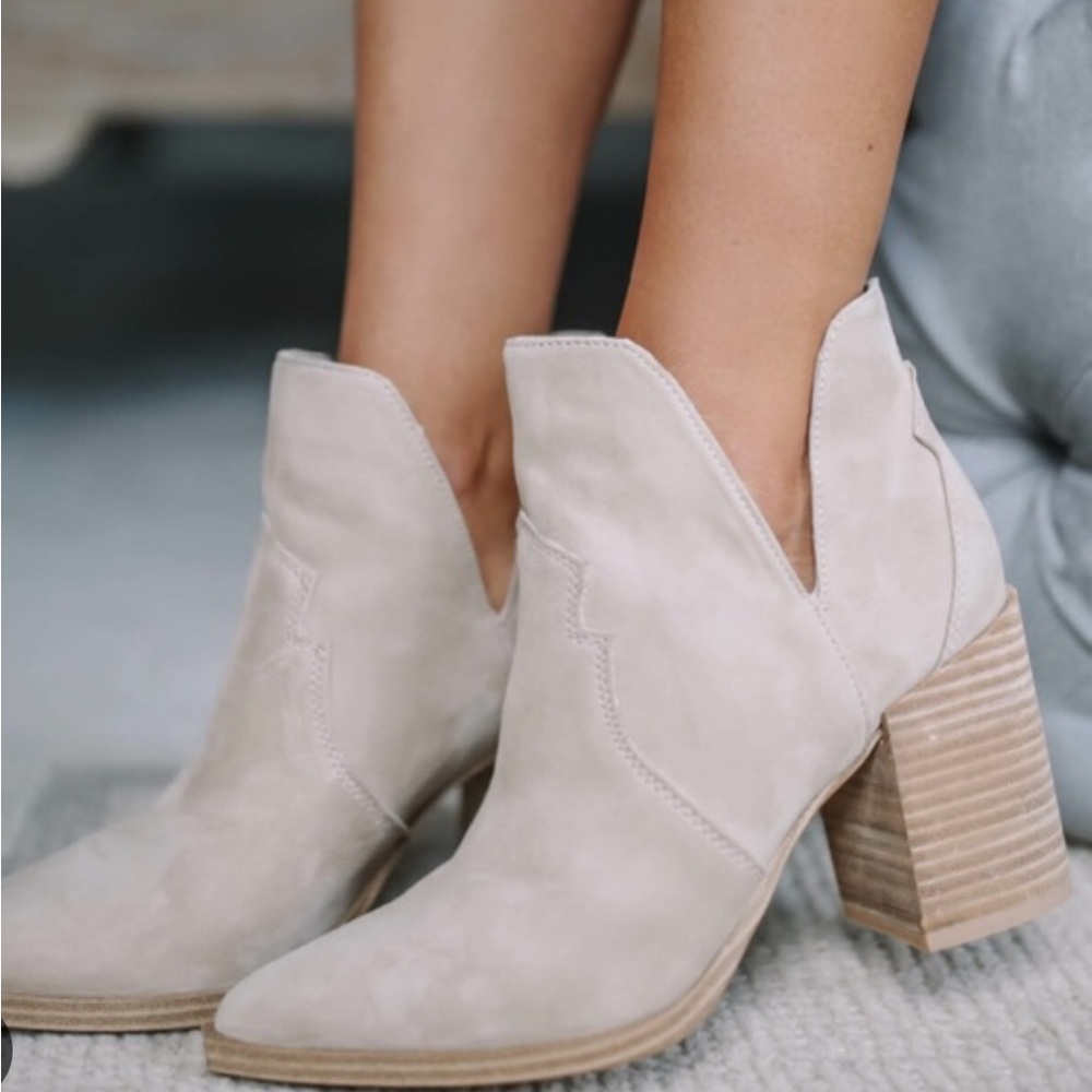 CORNELIA SAND SUEDE STEVE MADDEN BOOTIE